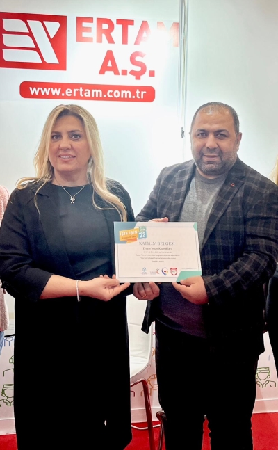 İKDAY Başkanı Ayşenur Aydın Gümrükçü  İstirham Fuarına katılım belgesini takdim etti